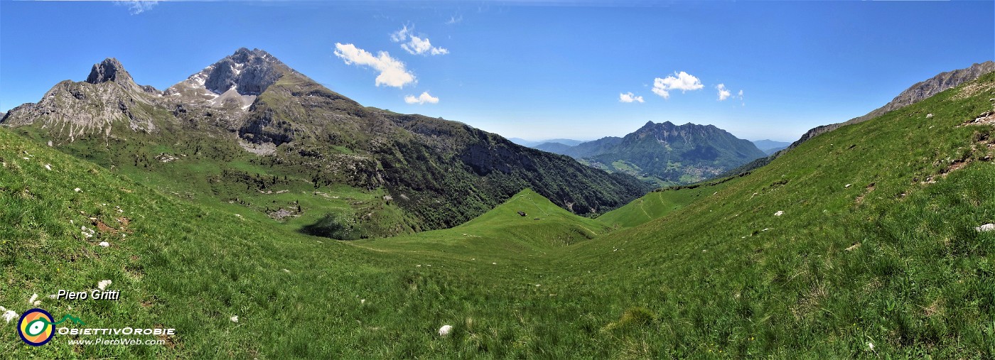 33 Vista sulla Baita Zuccone salendo in VIndiolo.jpg